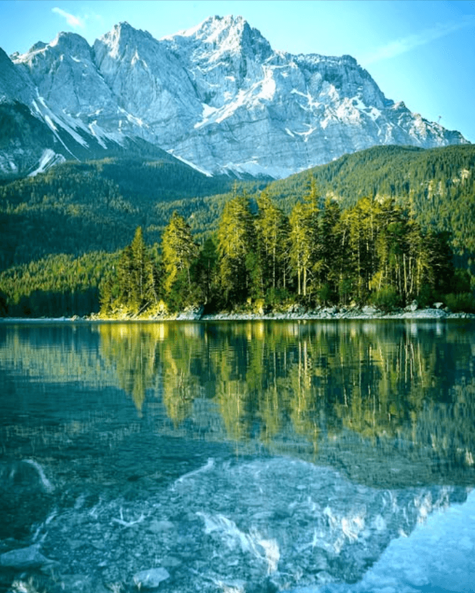 Zugspitze kalnai ir skaidrus Alpių ežeras
